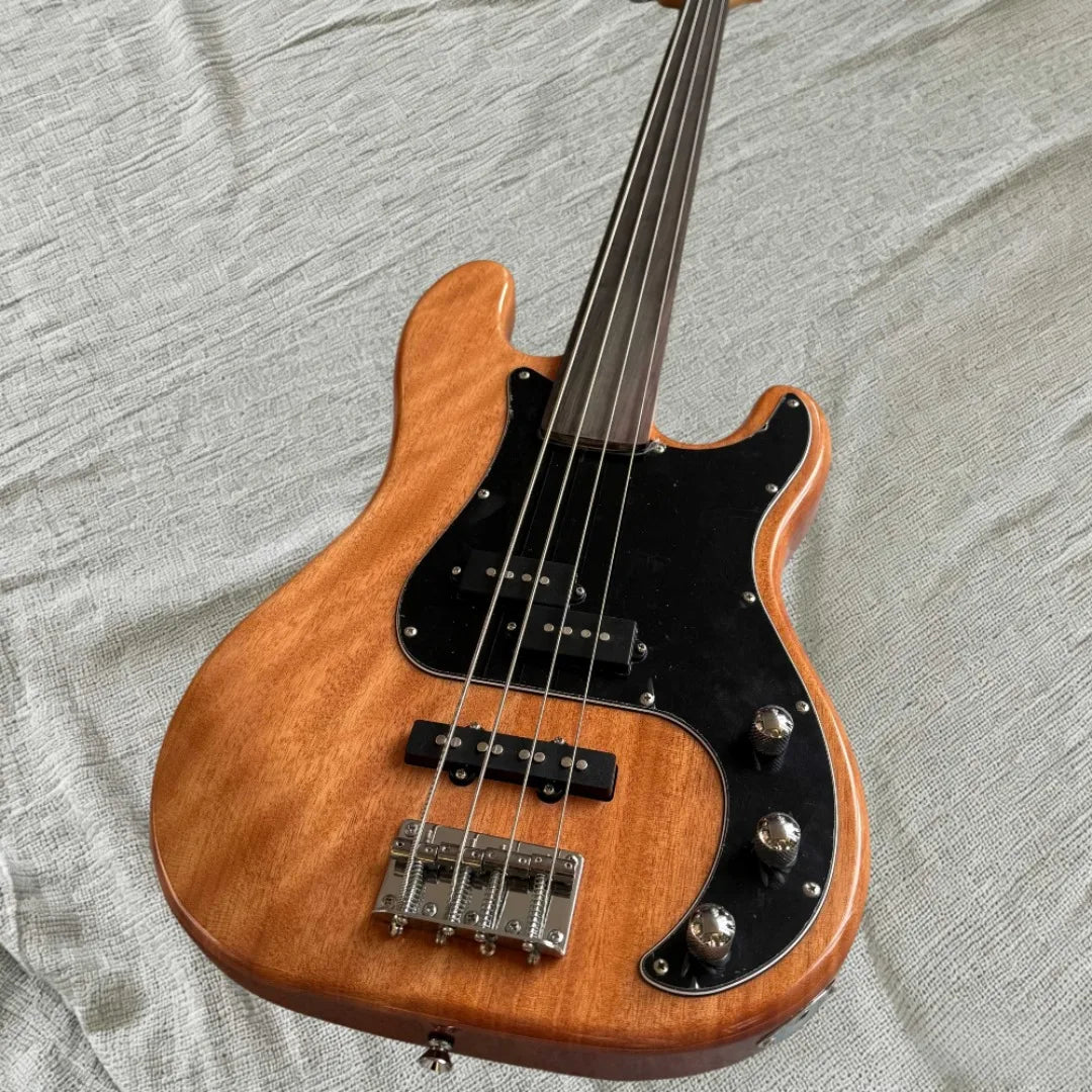 Bajo eléctrico de 4 cuerdas sin trastes, acabado en madera natural, cuerpo macizo, protector de cuerdas negro, diapasón de palisandro.