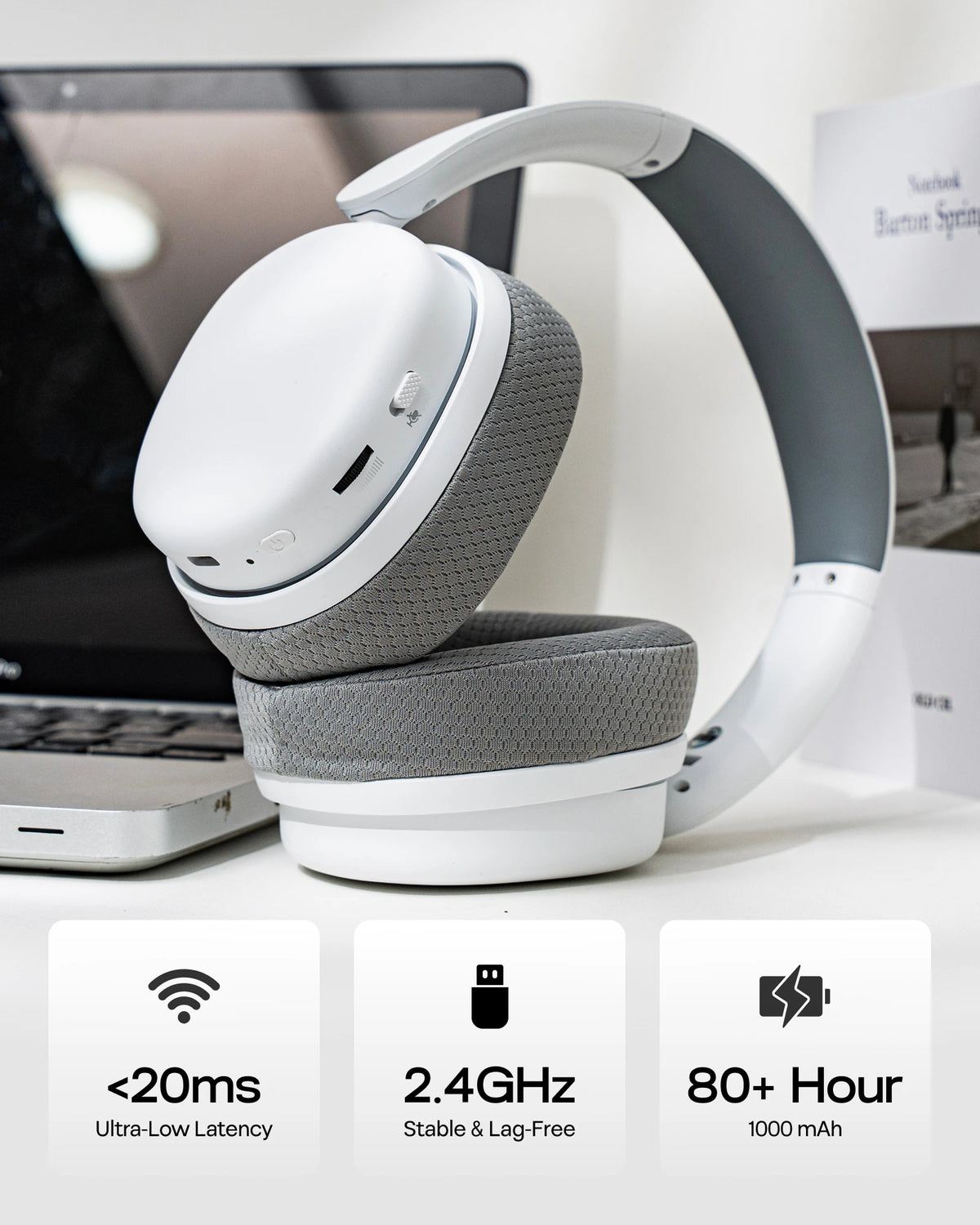 Auriculares gaming blancos con copa lateral, almohadillas de tela y micrófono