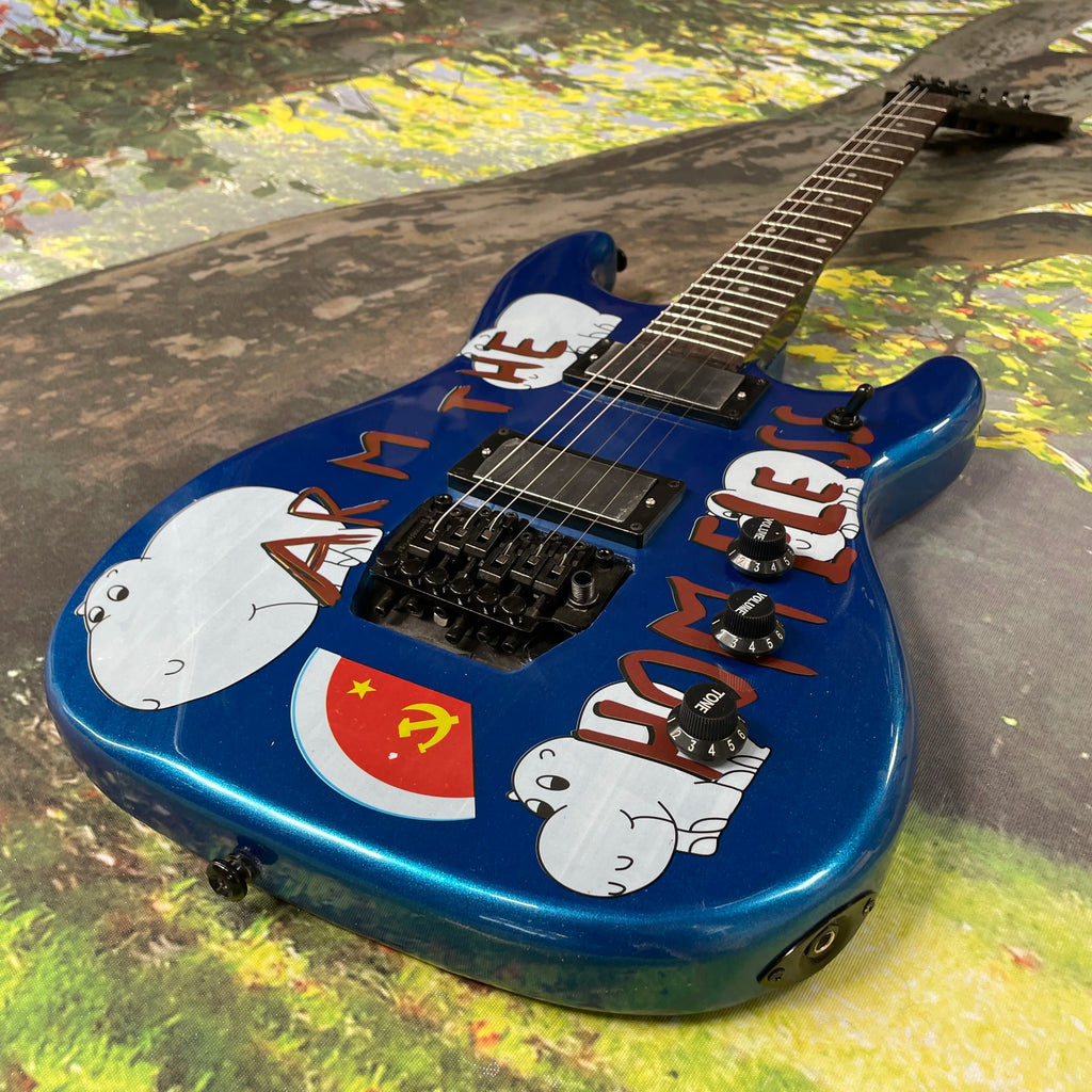 Guitarra eléctrica con grafiti en fondo azul, doble pastilla de alta ganancia, sistema de doble tremolo, guitarra eléctrica para speed picking.