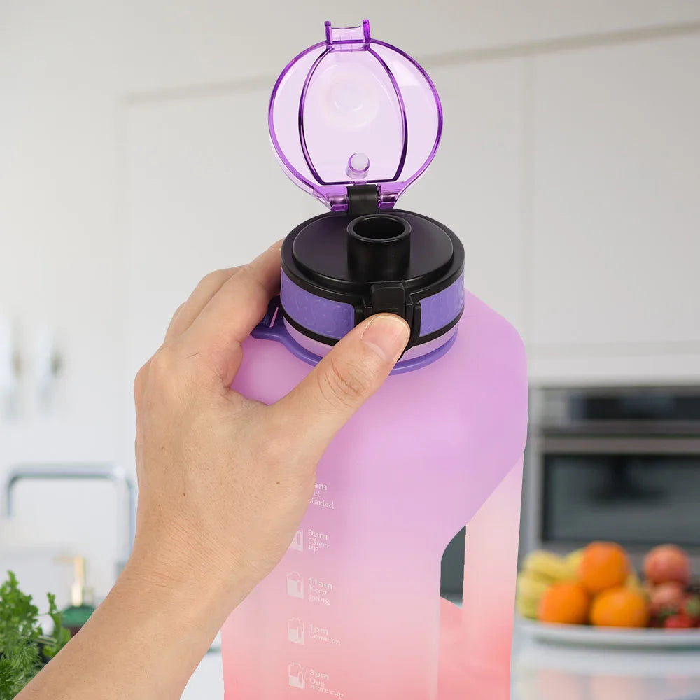 Botella de agua grande de 2,2 litros con marcador de tiempo con asa, jarra enorme de gran capacidad de medio galón a prueba de fugas de paja para entrenamiento, gimnasio y Fitness