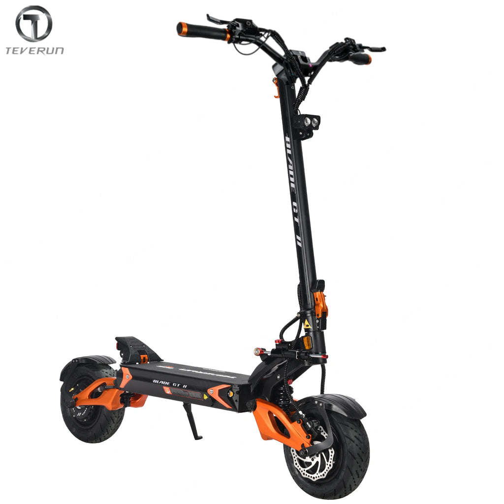 Patinete eléctrico plegable negro con rueda delantera y disco, detalles naranjas