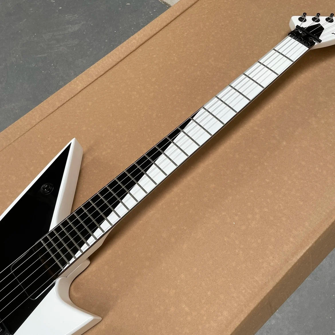 Guitarra eléctrica personalizada blanca de 6 cuerdas con pastillas de doble bobina y herrajes negros. Guitarra suave y fácil de tocar