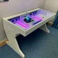 Escritorio para PC blanco con panel de vidrio y ventiladores RGB azules y rosas