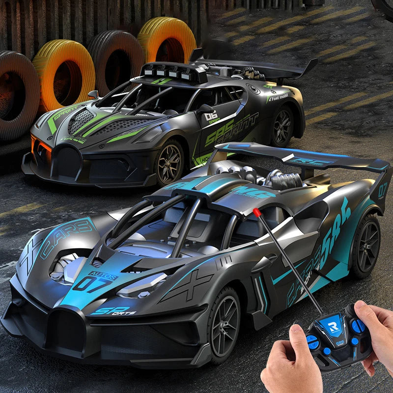 Carro RC teledirigido azul y plateado con franjas; se ve un segundo coche y mando.