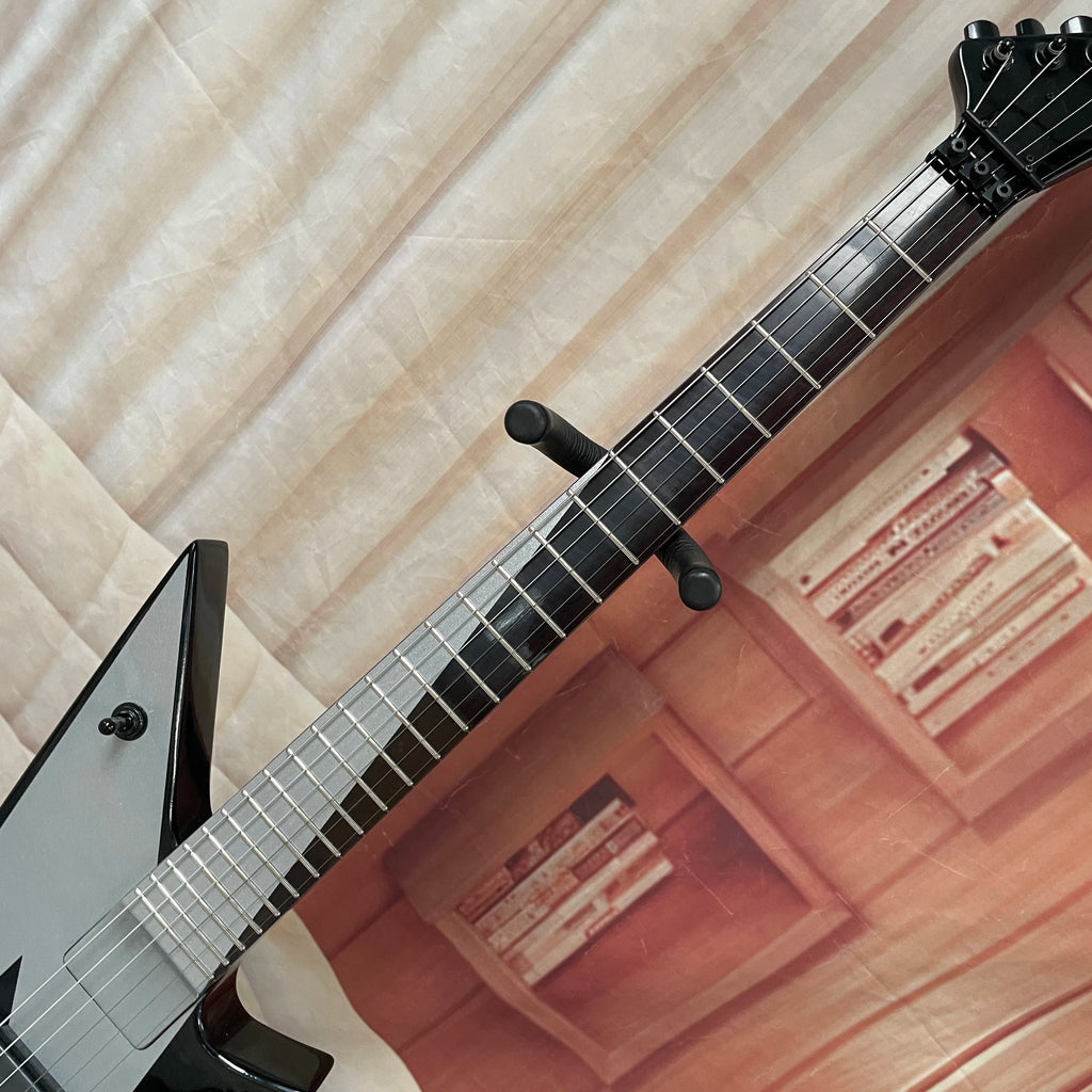 Guitarra eléctrica de 6 cuerdas, cuerpo negro con acabado plateado-gris, guitarra eléctrica con pastillas de doble bobina, guitarra eléctrica de forma única y no convencional.