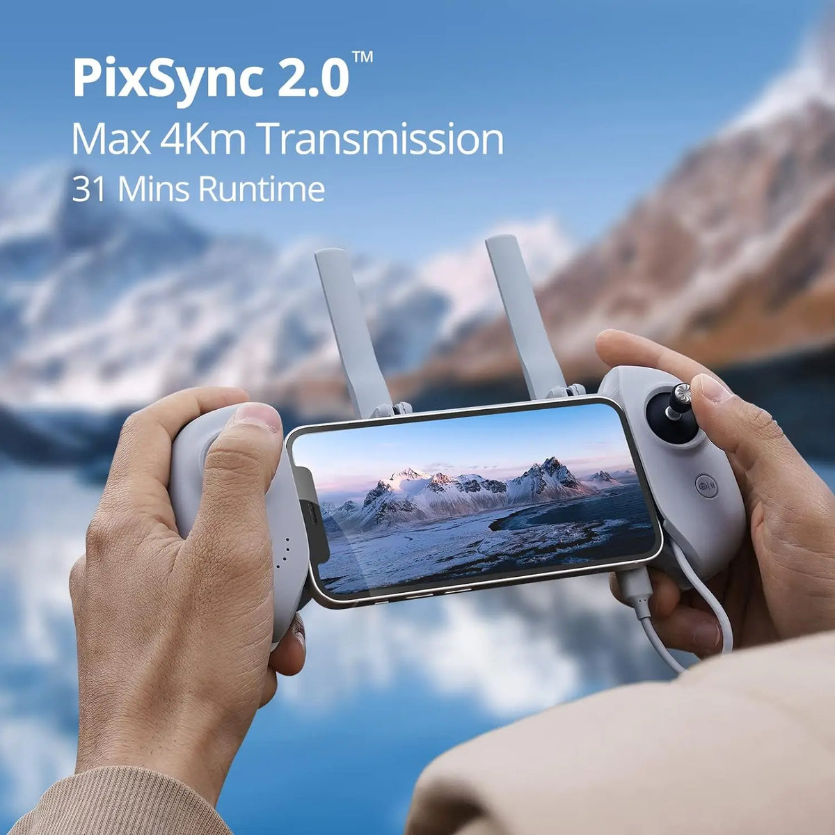 Control remoto con smartphone en pantalla, manos sujetando el mando