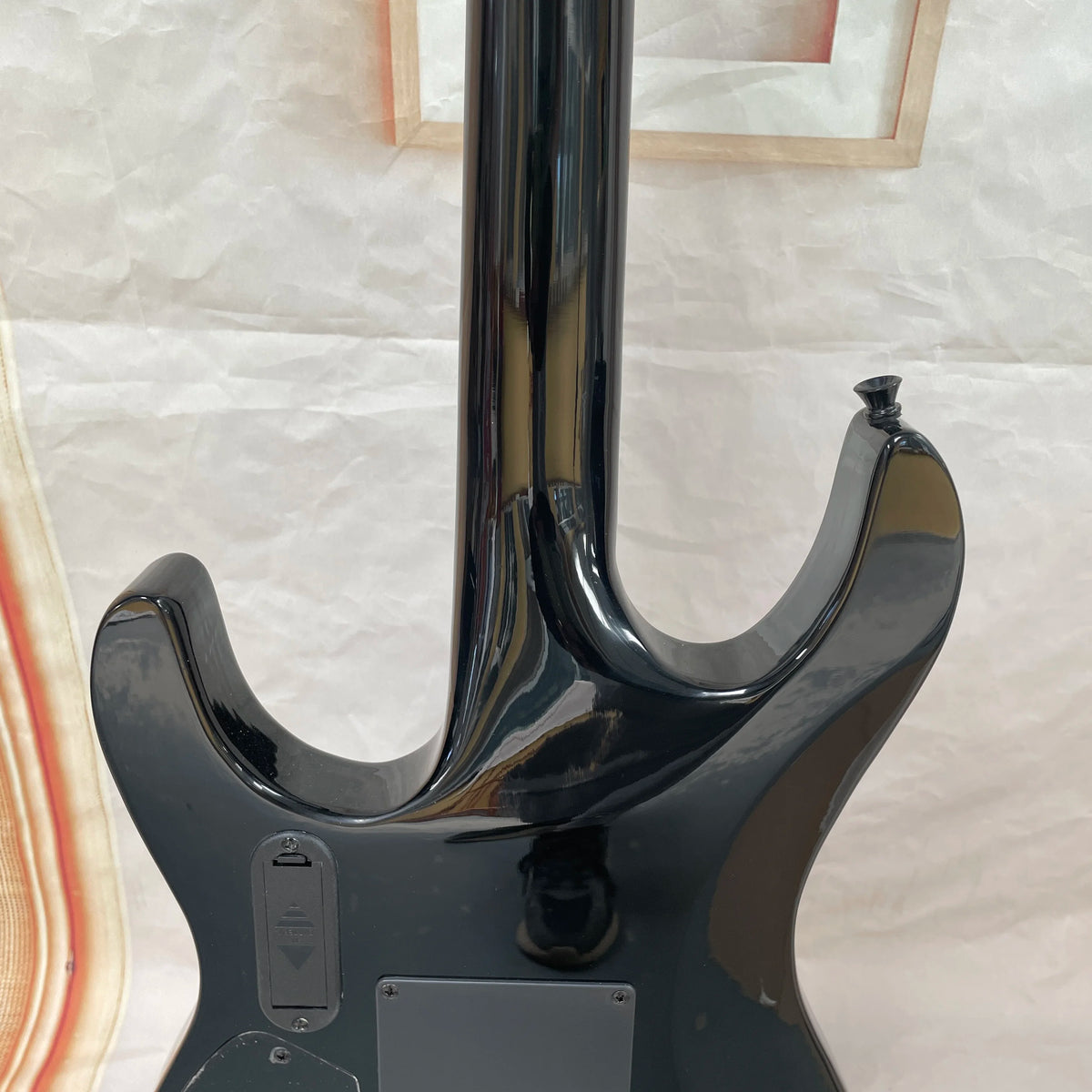 Guitarra eléctrica negra de 6 cuerdas con cuerpo de caoba, sistema de trémolo, herrajes negros, guitarra eléctrica metálica para speed-picking.