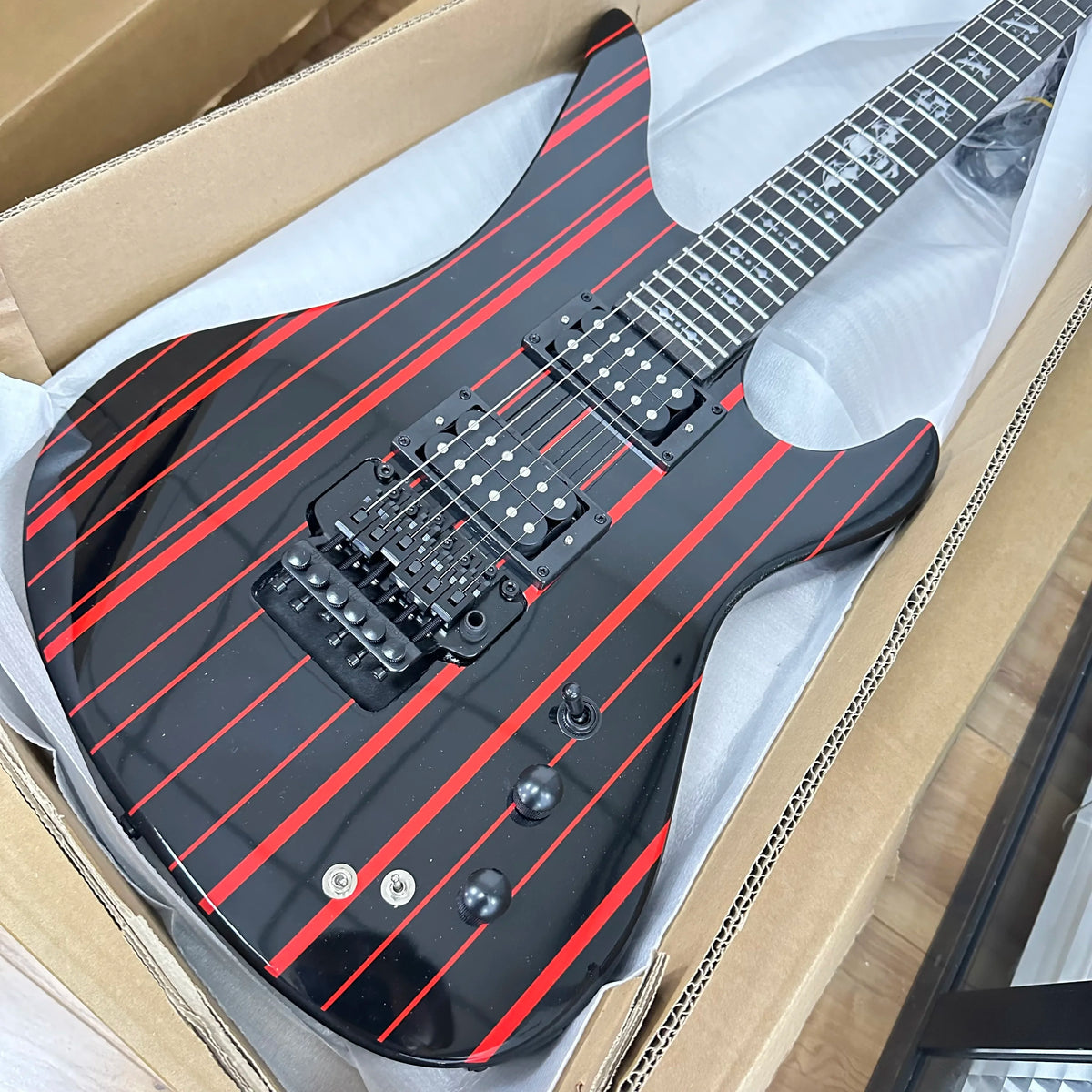 Guitarra Eléctrica Estilo Cuerno de Alienígena en Negro Brillante y Rojo, HH, Humbuckers de Alto Rendimiento, 6 Cuerdas, 24 Trastes, En Stock, Envío Gratis