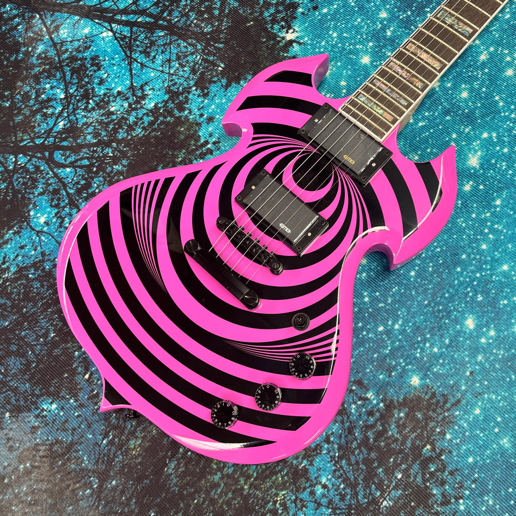 Guitarra eléctrica morada, diapasón de palisandro con incrustaciones de abulón y nácar, 22 trastes, pastillas de doble bobina.