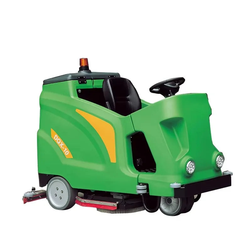 Robot de limpieza de suelos verde con escobilla lateral y franja amarilla, vista 3/4