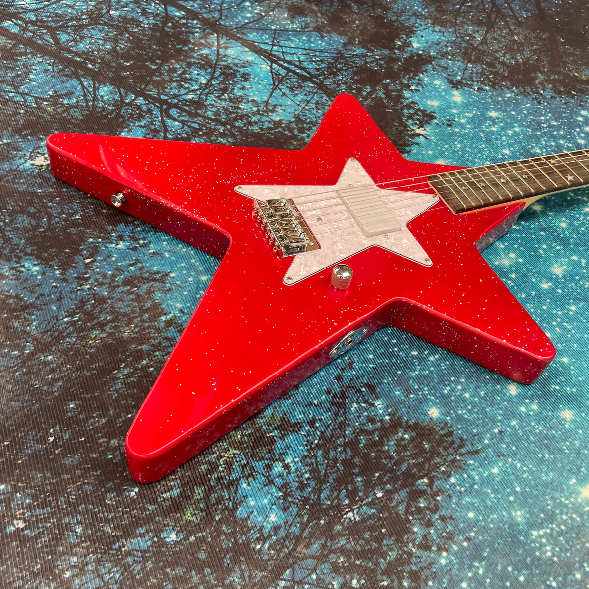 Guitarra eléctrica con forma de estrella de cinco puntas, guitarra con diapasón de palisandro, guitarra eléctrica con pastilla de bobina simple.