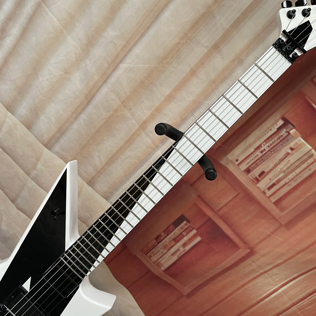 Guitarra eléctrica de 6 cuerdas con acabado en blanco y negro, cuerpo de caoba, herrajes negros —ideal para presentaciones en escenario.