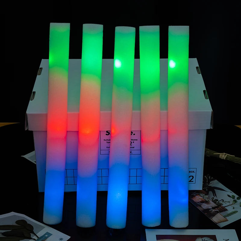 Paquete a granel de 20/30/40/60/80/100/120 unidades de varillas de espuma luminosas LED RGB para fiestas, decoración de bodas con luces de colores en la oscuridad.