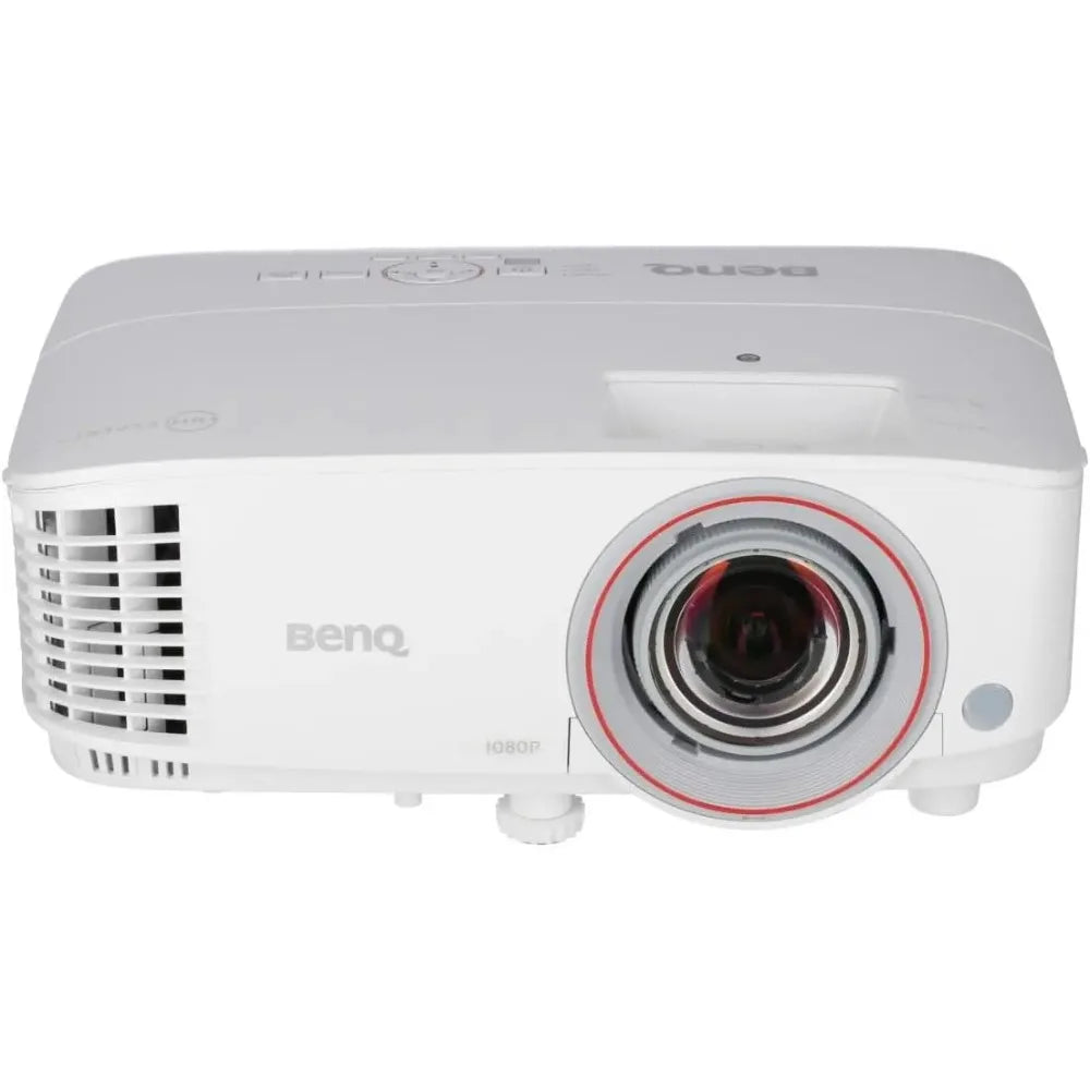 Proyector BenQ blanco con lente frontal y aro rojo, vista frontal cercana.