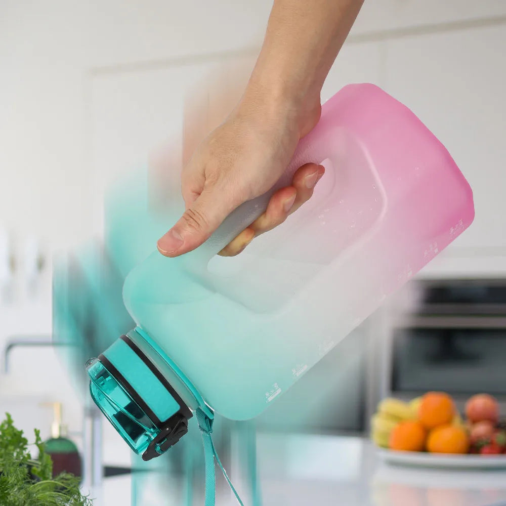Botella de agua grande de 2,2 litros con marcador de tiempo con asa, jarra enorme de gran capacidad de medio galón a prueba de fugas de paja para entrenamiento, gimnasio y Fitness