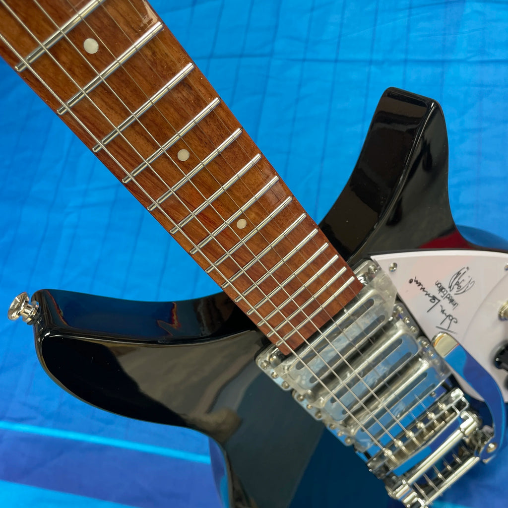 Nueva guitarra Rick Signature 325 negra 2026 con herrajes cromados