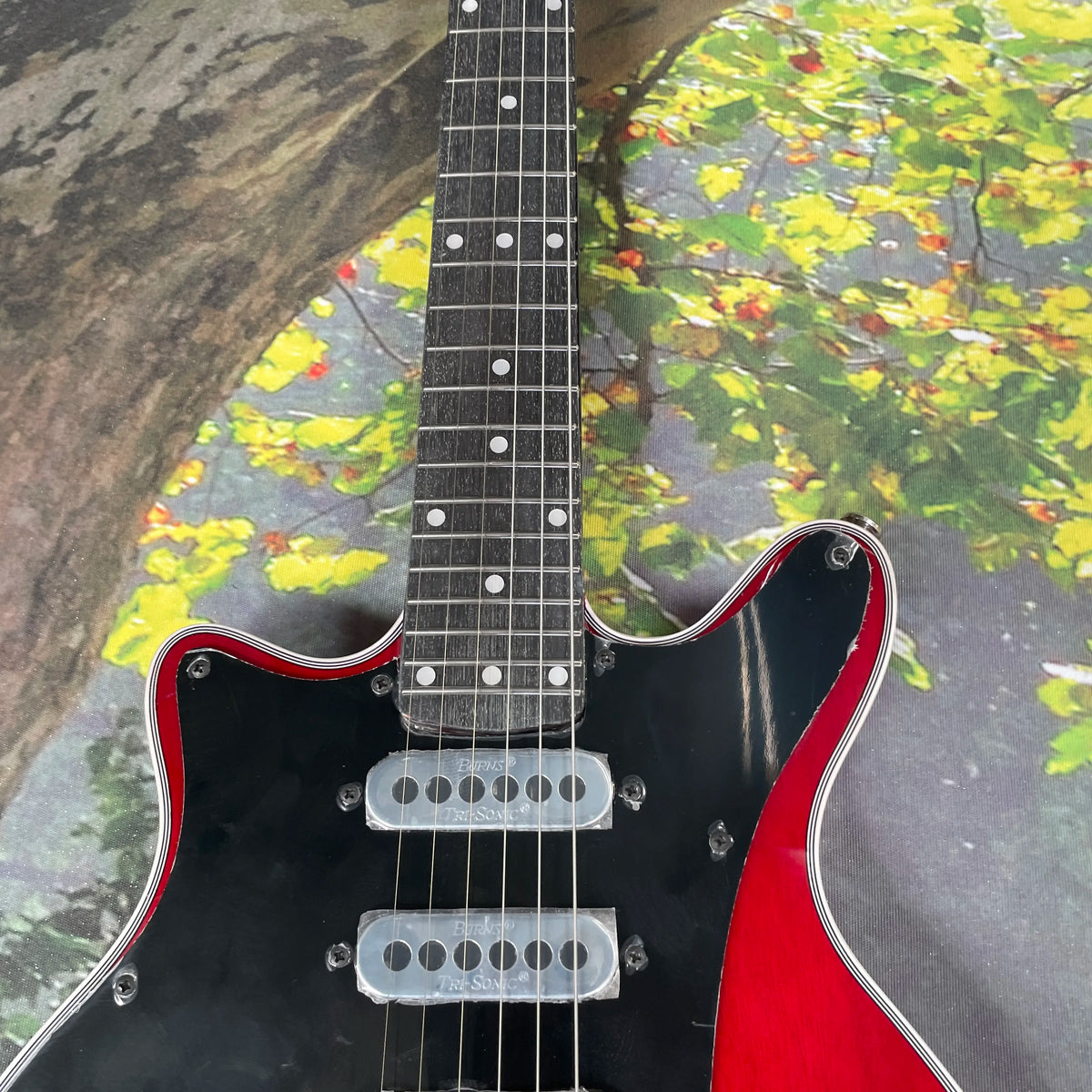 Guitarra eléctrica de color rojo y negro, tres guitarras multitono con pastillas de bobina simple, guitarra eléctrica de rock con circuito independiente