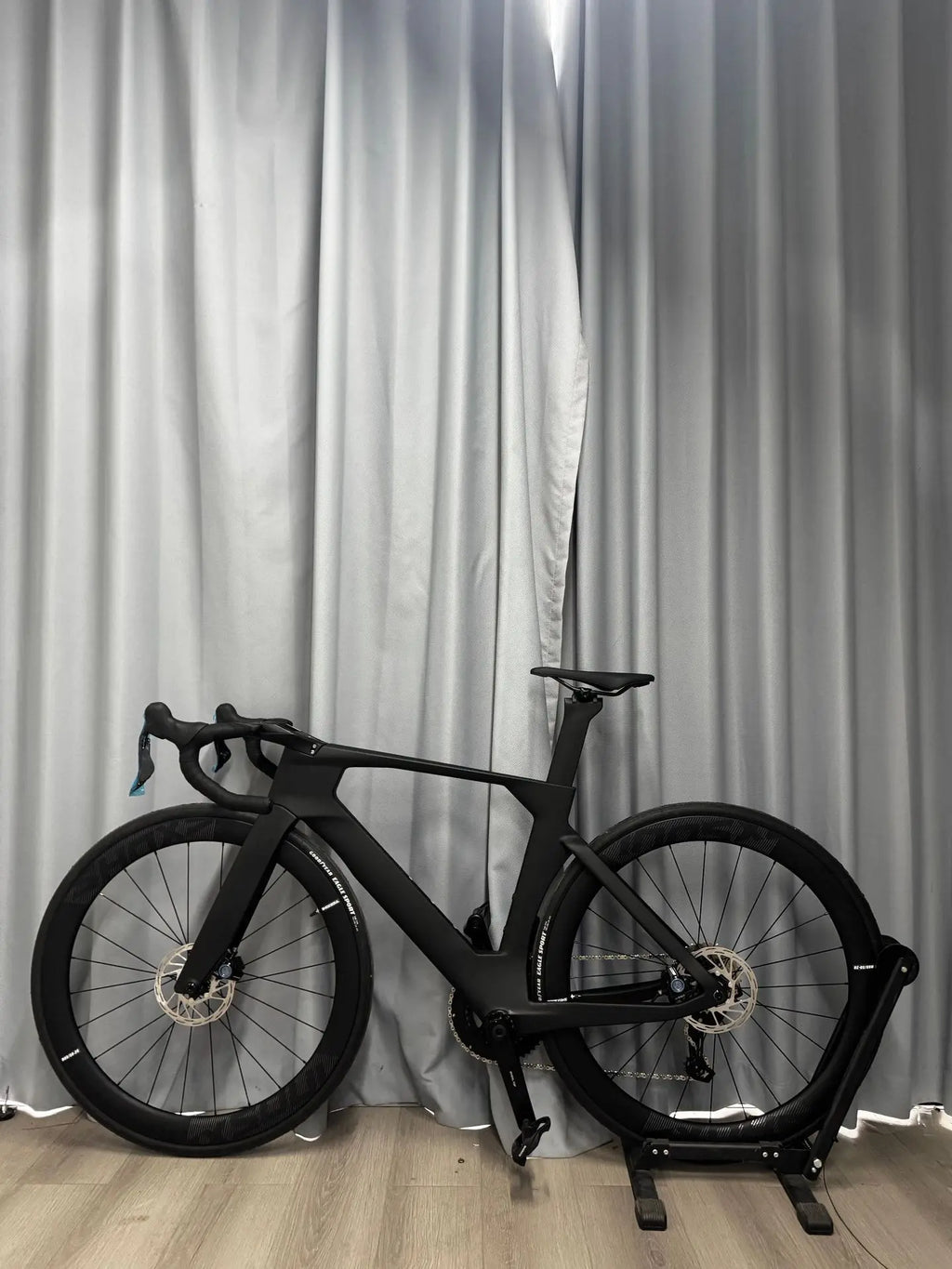 Bicicleta de carretera TT Racing de fibra de carbono, eléctrica, con cambios variables, frenos de doble disco y cuadro rígido