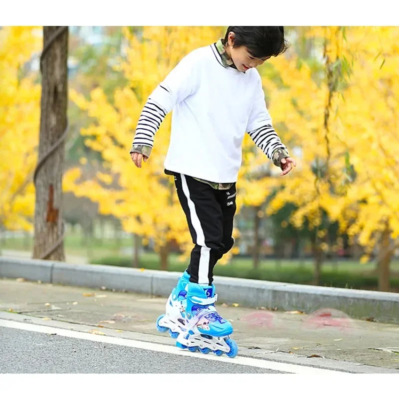 Patines en línea ajustables para niños con ruedas de luz intermitente.