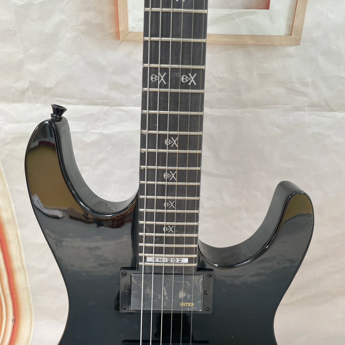 Guitarra eléctrica negra de 6 cuerdas con cuerpo de caoba, sistema de trémolo, herrajes negros, guitarra eléctrica metálica para speed-picking.