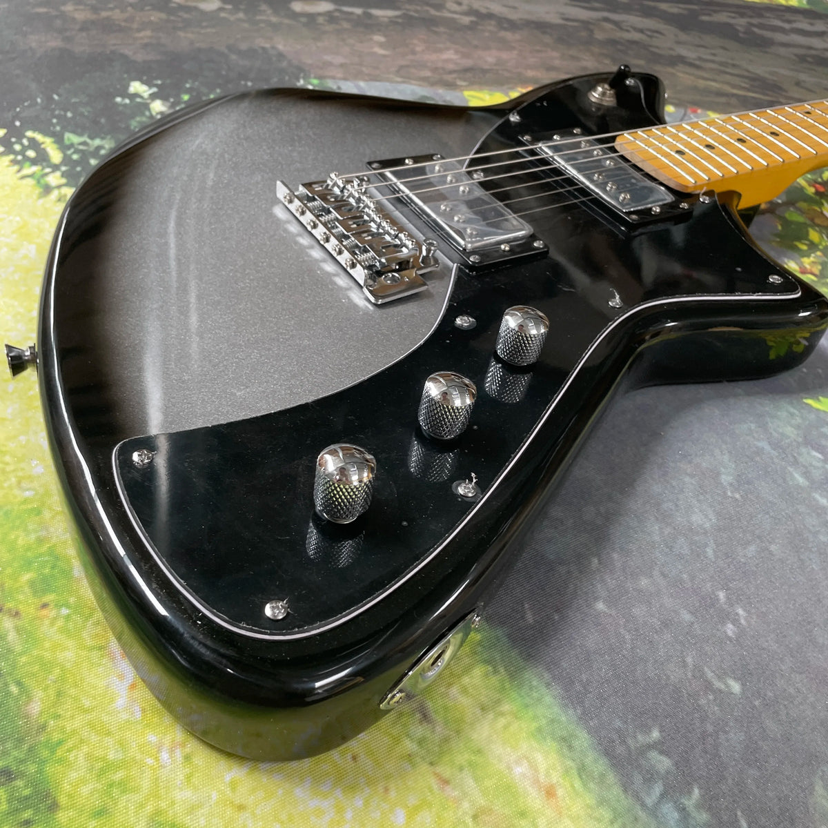 Guitarra eléctrica de 6 cuerdas, guitarra eléctrica de alto nivel estético con diapasón de arce en degradado plateado, guitarra eléctrica para toque rápido estilo rock.