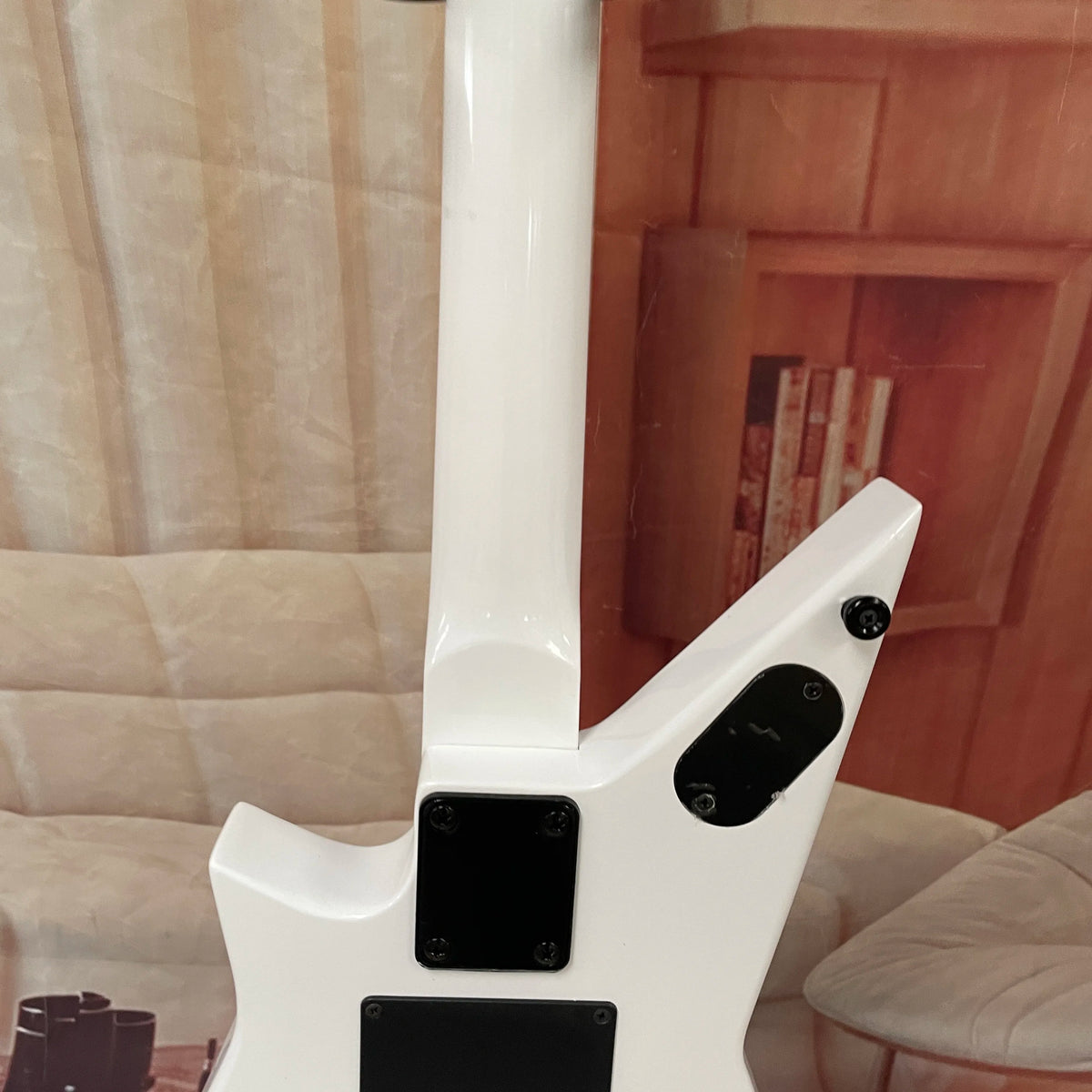 Guitarra eléctrica de 6 cuerdas con acabado en blanco y negro, cuerpo de caoba, herrajes negros —ideal para presentaciones en escenario.