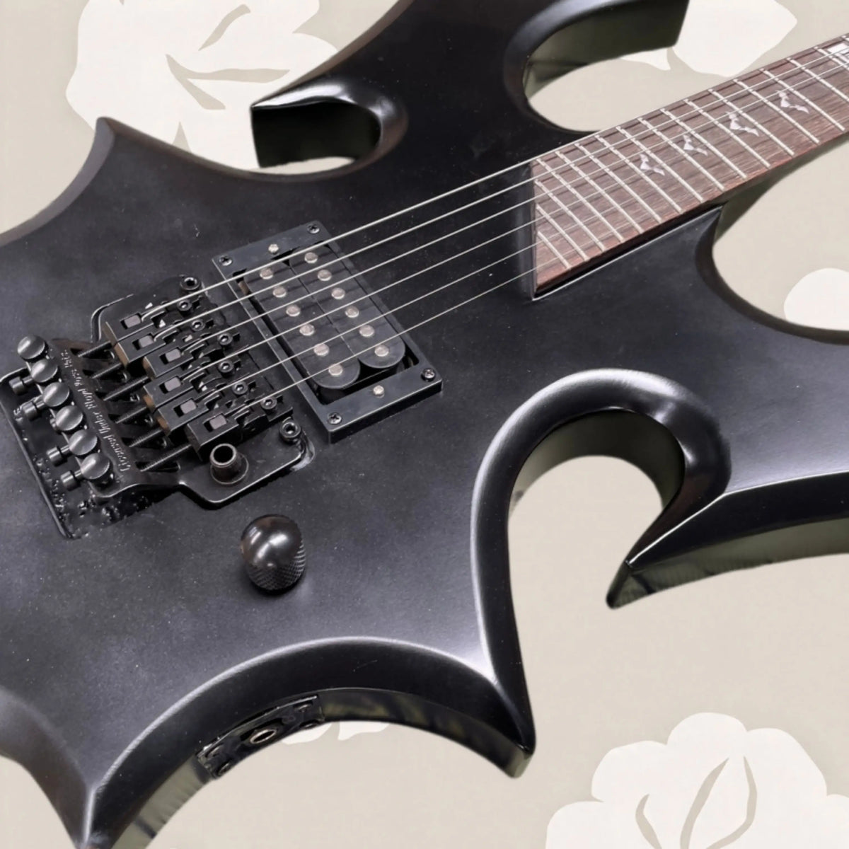 Guitarra eléctrica de color negro mate, 27 trastes, diseño angular con contornos artísticos, instrumento para tocar en un estilo de guitarra de gran impacto y para coleccionar.