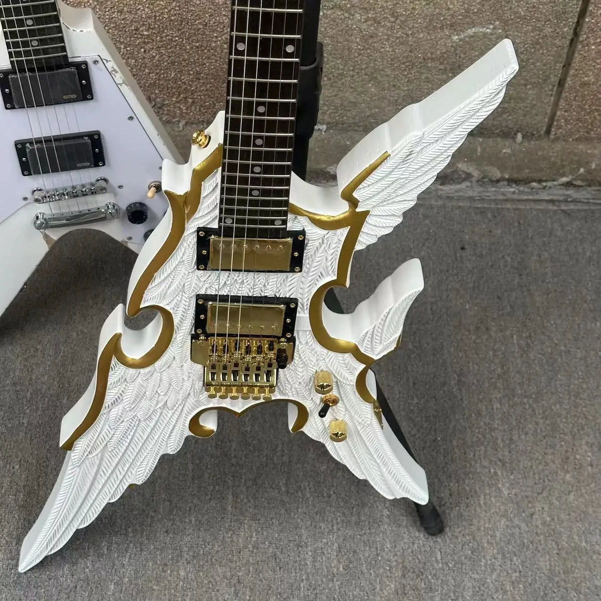 Guitarra eléctrica con alas de Ángel grabadas 6-S, HH, cuerpo blanco con piezas doradas, envío rápido gratis