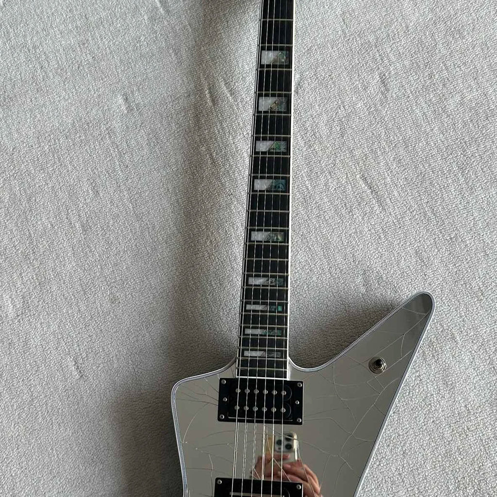 Guitarra eléctrica asimétrica, incrustaciones de perlas de abulón en forma de bloque dividido, cuerpo y tapa trasera con acabado espejado, protector de cuerdas con forma de estrella, pastillas HH.