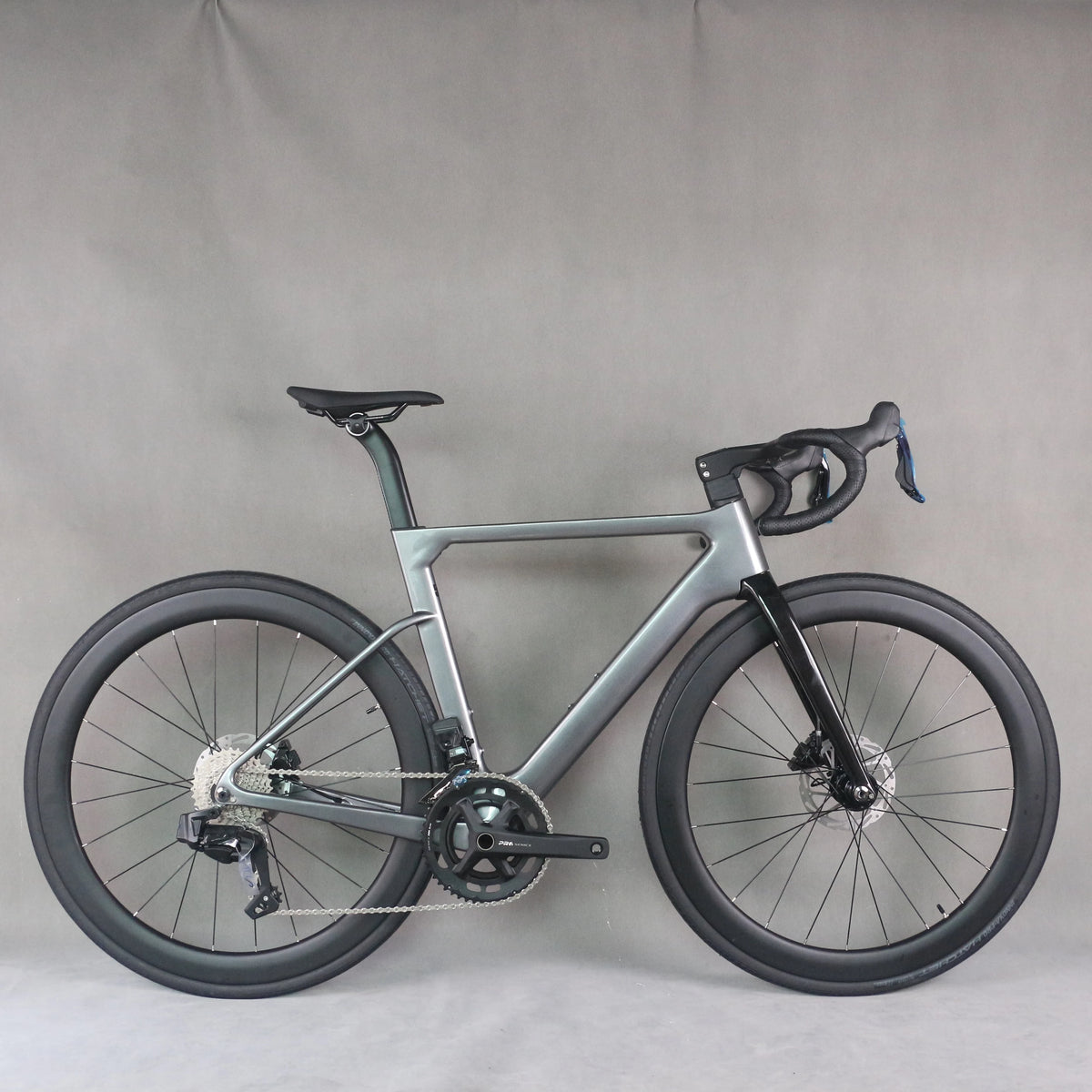 Nueva bicicleta de carretera TT-X42 de estilo más reciente, ligera, de carbono completo, con grupo eléctrico inalámbrico WheelTop y ruedas de carbono.
