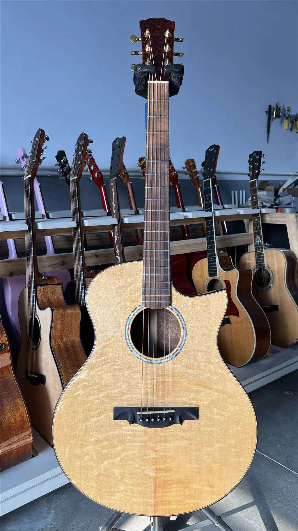 JD-920 Guitarra eléctrica acústica hecha a mano personalizada Todo sólido Abeto de alta calidad Sapele Seductor Musical todo en uno
