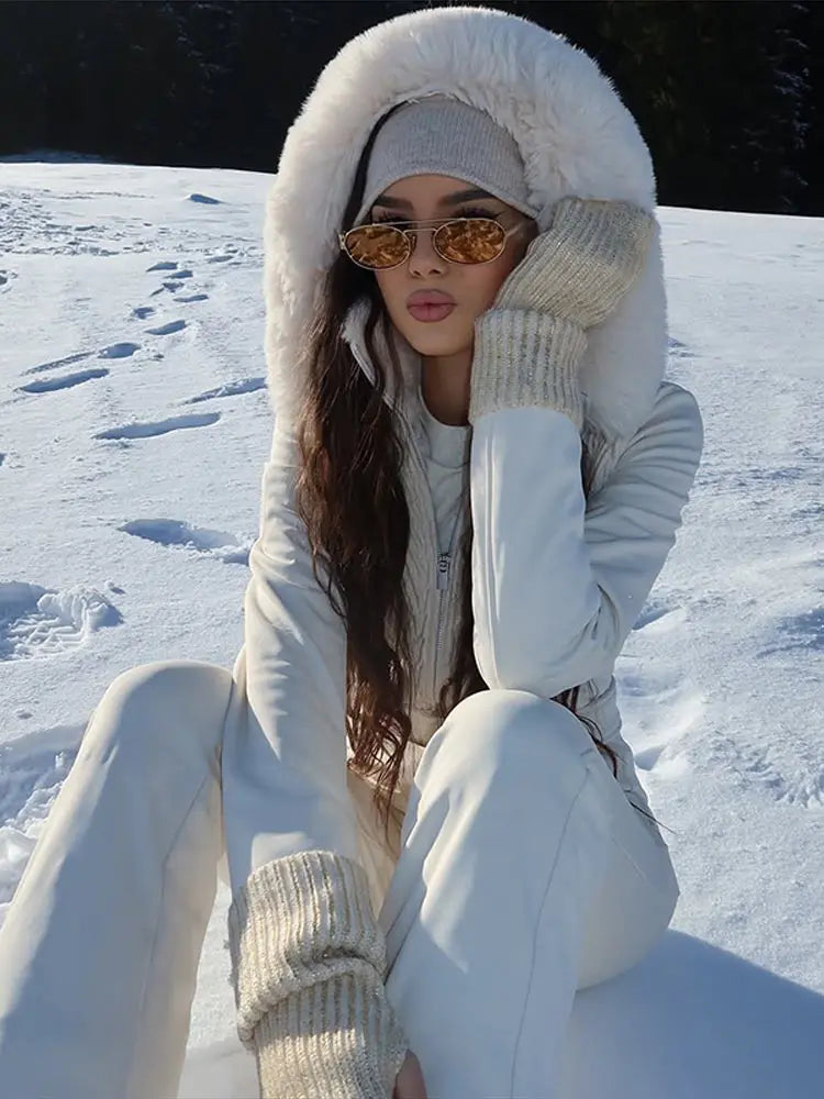 Mono de esquí blanco para mujer con capucha de piel sintética, abrigo acolchado impermeable ajustado con cinturón a la moda, traje deportivo de invierno para mujer 2025