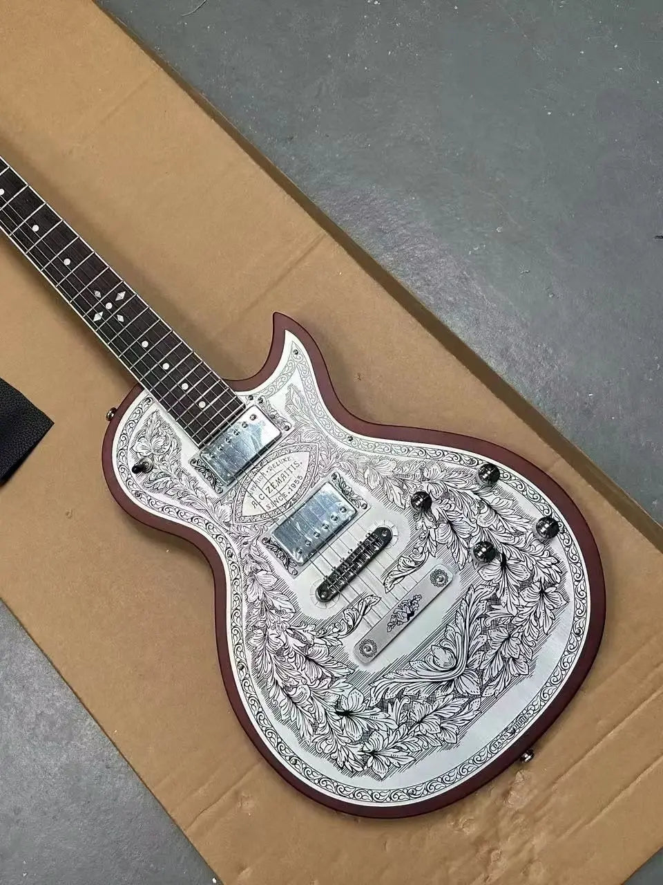 Guitarra eléctrica de duraluminio tallada a mano con grabado floral en espiral, ribete rojo marrón, humbuckers HH, puente fijo y mástil de palisandro especial I