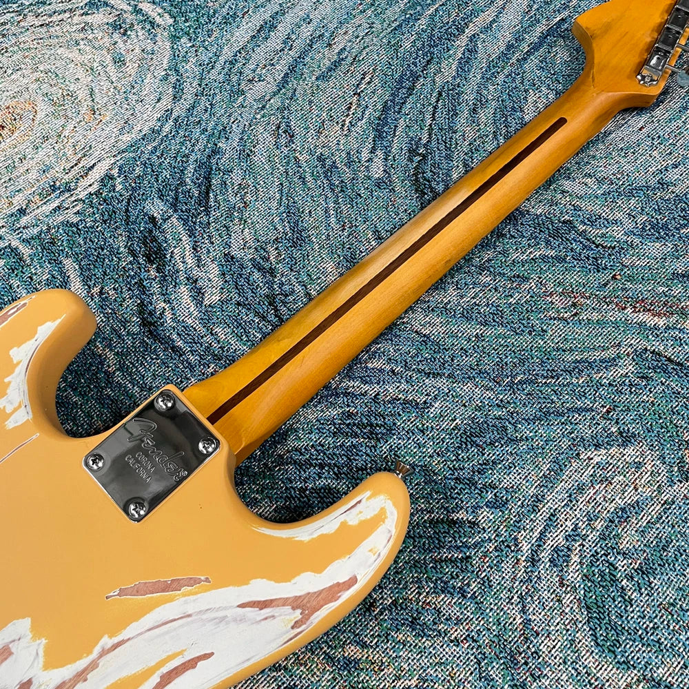 Guitarra eléctrica amarilla envejecida, hardware de alta calidad, mástil cómodo, tono equilibrado, buen sustain