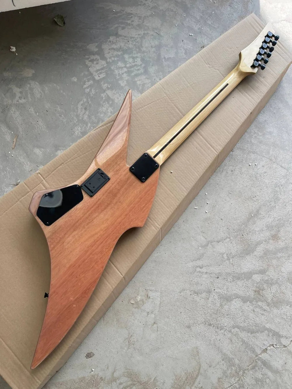 Guitarra Eléctrica de 6 Cuerdas con Forma Inusual, Diapasón de Palisandro y Herrajes Negros, Ofrecemos Servicio Personalizado
