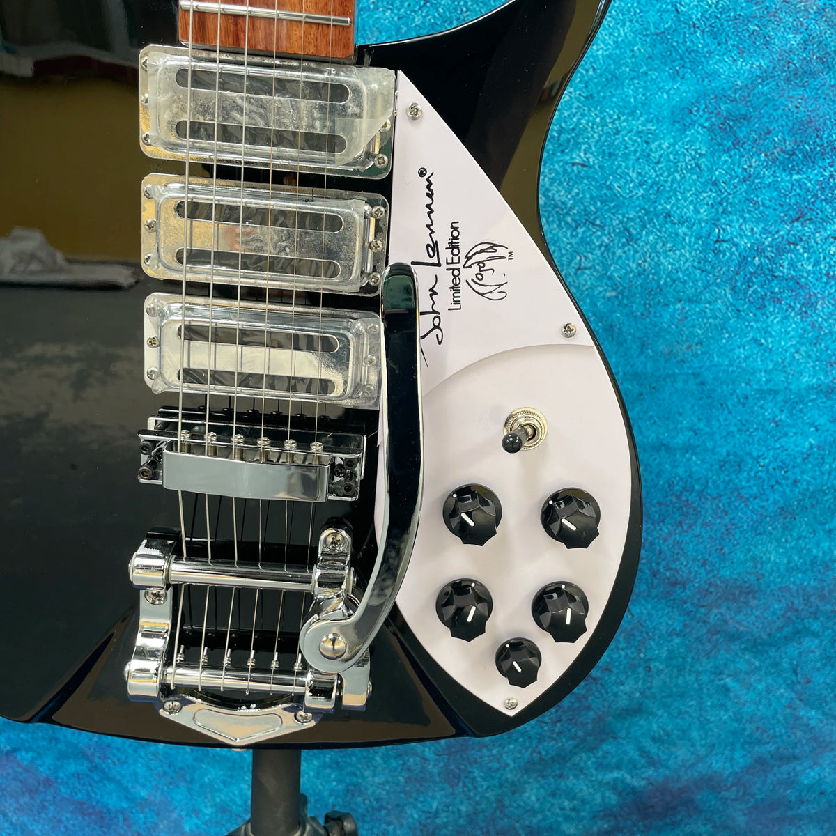 Guitarra eléctrica de 6 cuerdas, Signature Edition, sistema de trémolo, herrajes plateados, guitarra eléctrica para práctica avanzada.