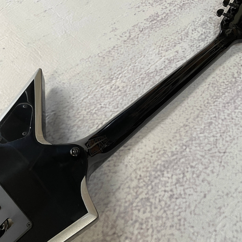 Guitarra eléctrica Star V, acabado en negro brillante con ribete plateado, doble sistema de captación de alta ganancia, trémolo con doble sistema de bloqueo, mástil de ébano, 22 trastes.