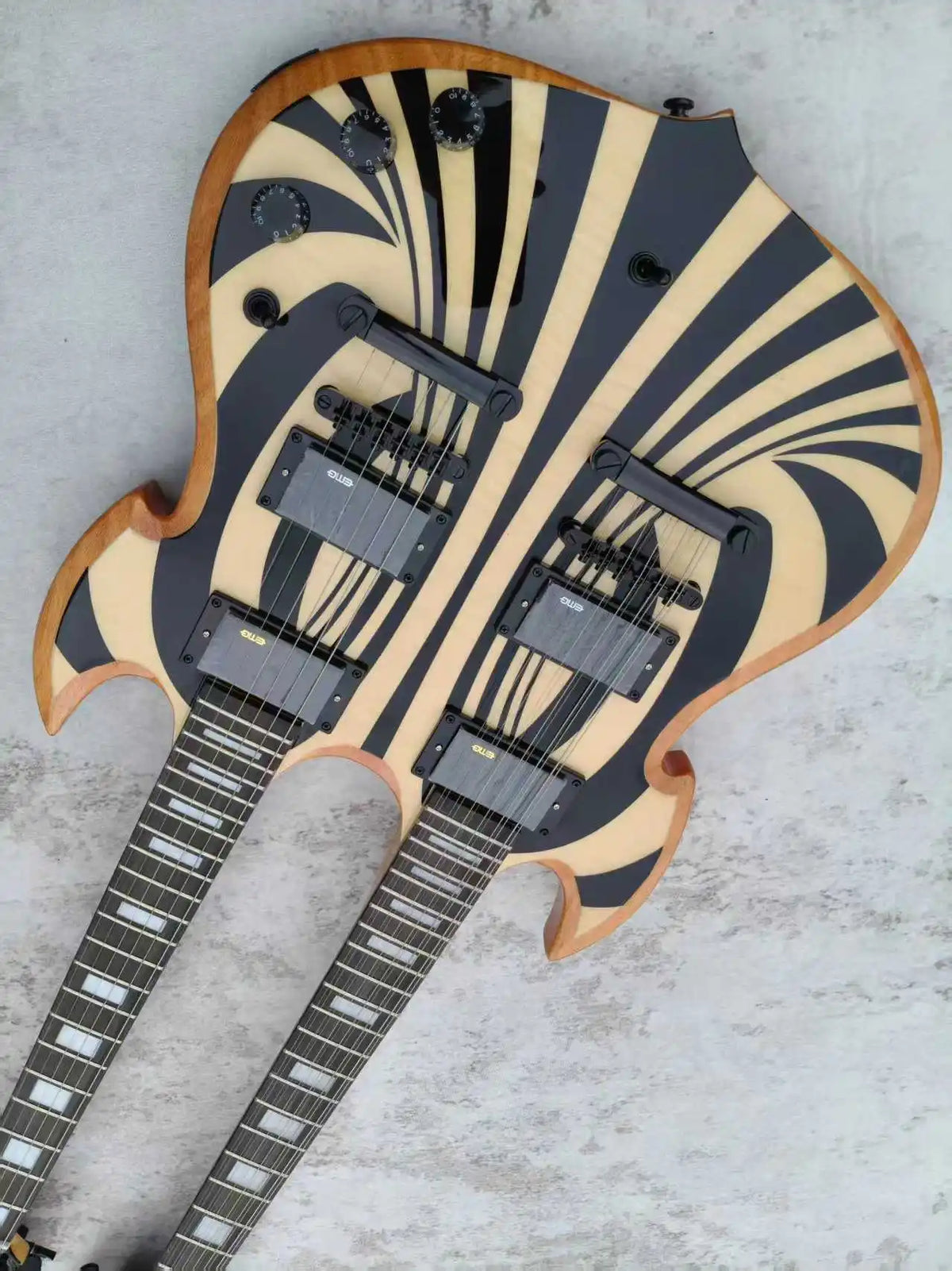 Guitarra eléctrica de doble mástil, guitarra de cuerpo macizo con 12+6 cuerdas, acabado en blanco y negro con diseño de remolino, herrajes negros, pastillas humbucker.