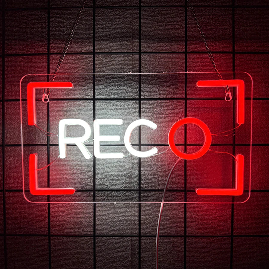Letrero LED neón tipo cámara con texto REC y borde rojo, letras blancas, cadena colgante