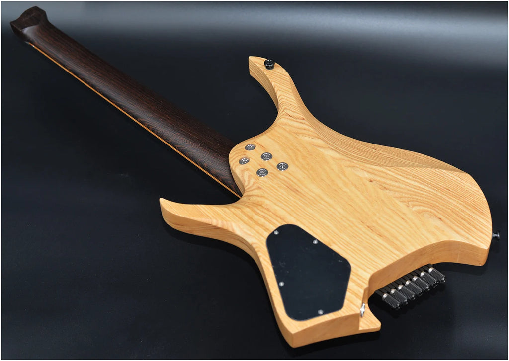 Guitarra eléctrica sin clavijero, con 7 cuerdas, trastes en forma de abanico, cuello con unión en forma de cuña, color azul brillante y cuello de madera de wengué.