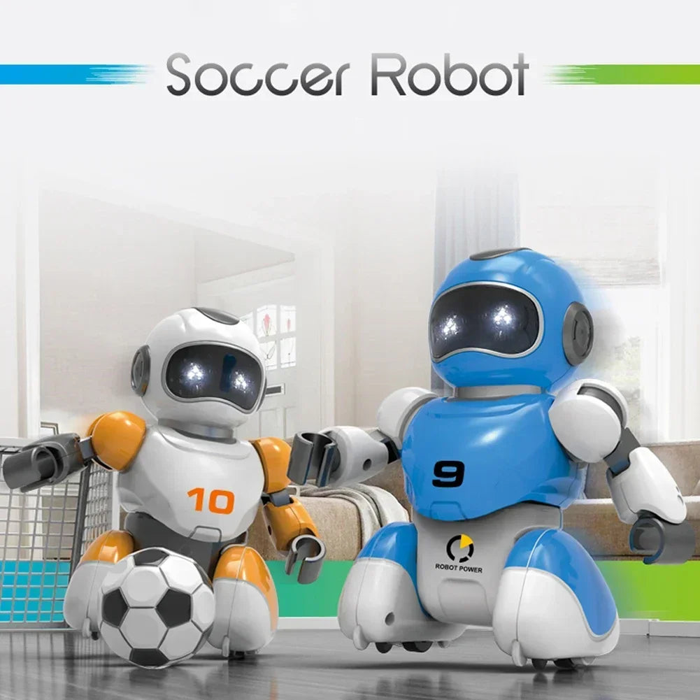 Robot de fútbol RC blanco/naranja y robot azul con pelotas y portería verde.