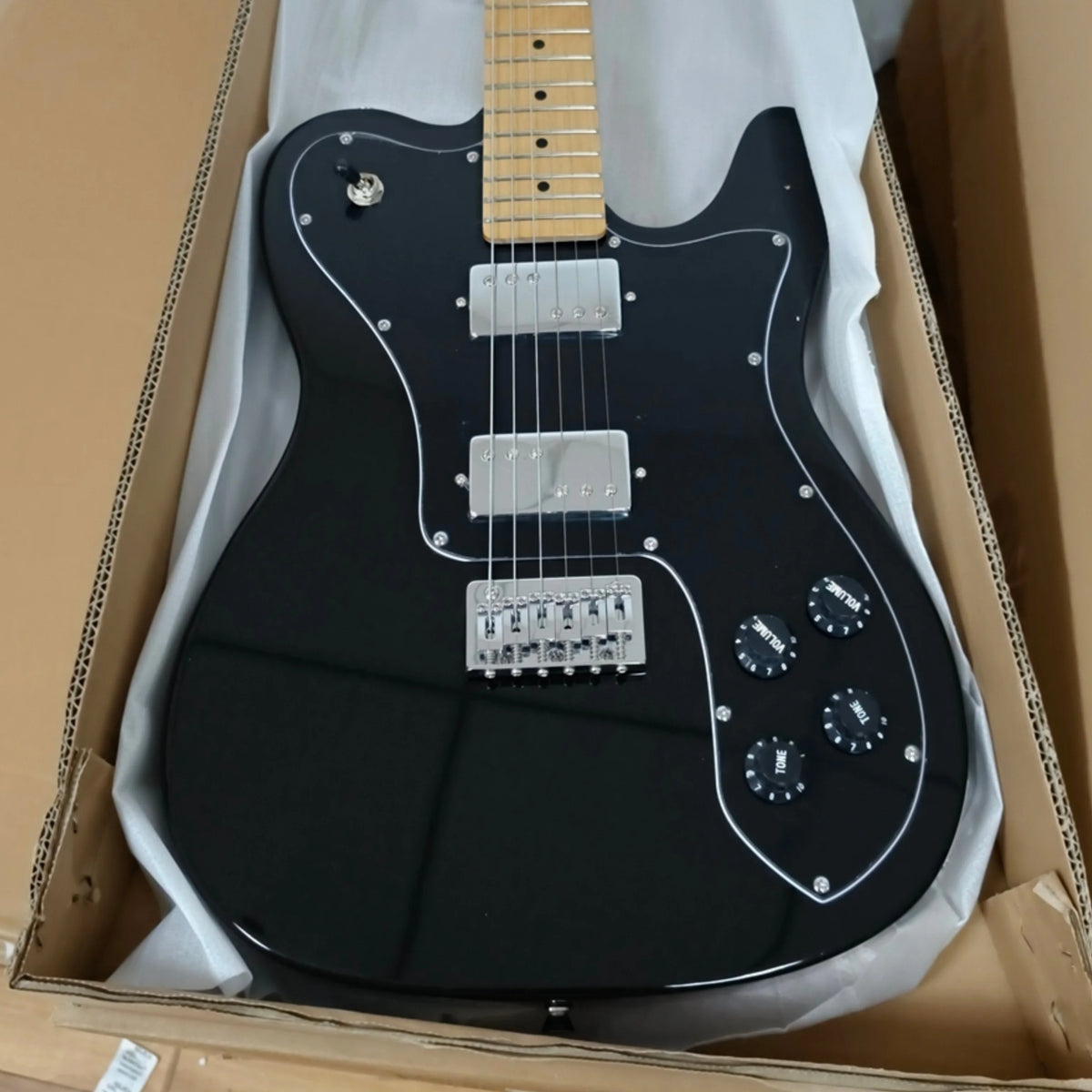 Guitarra Eléctrica Negra Brillante en Stock, Humbuckers HH, Herrajes Cromados, Mástil de Arce, 4 Potenciómetros, Estilo Vintage Rock