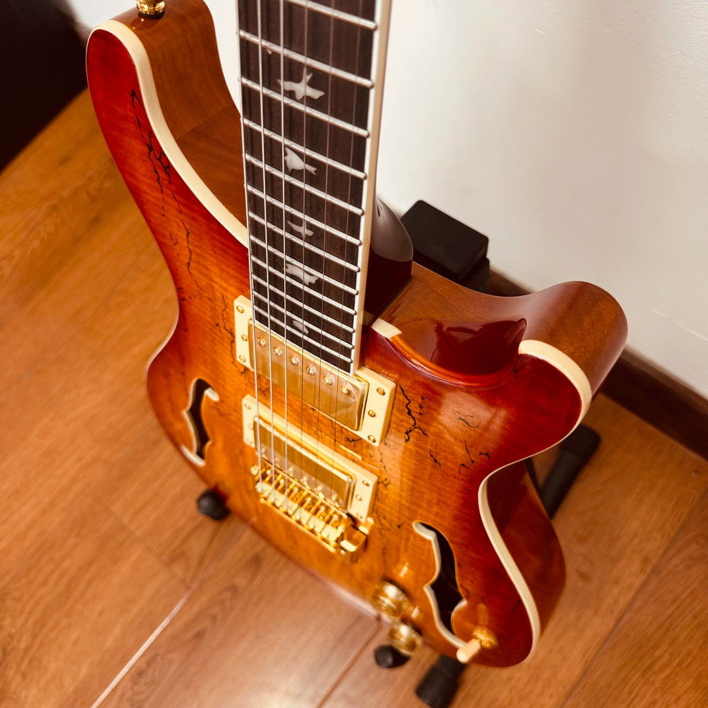 Guitarra eléctrica de media cavidad con diseño de orificio en forma de F. La madera se seca y se somete a un tratamiento especial. Chapa de arce. Envío gratuito.