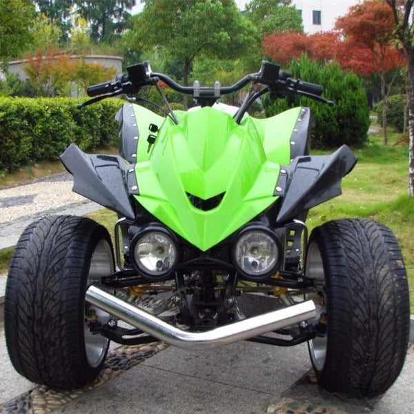 Motocicleta todoterreno de cuatro ruedas con motor refrigerado por agua y tracción inversa de tres ruedas.