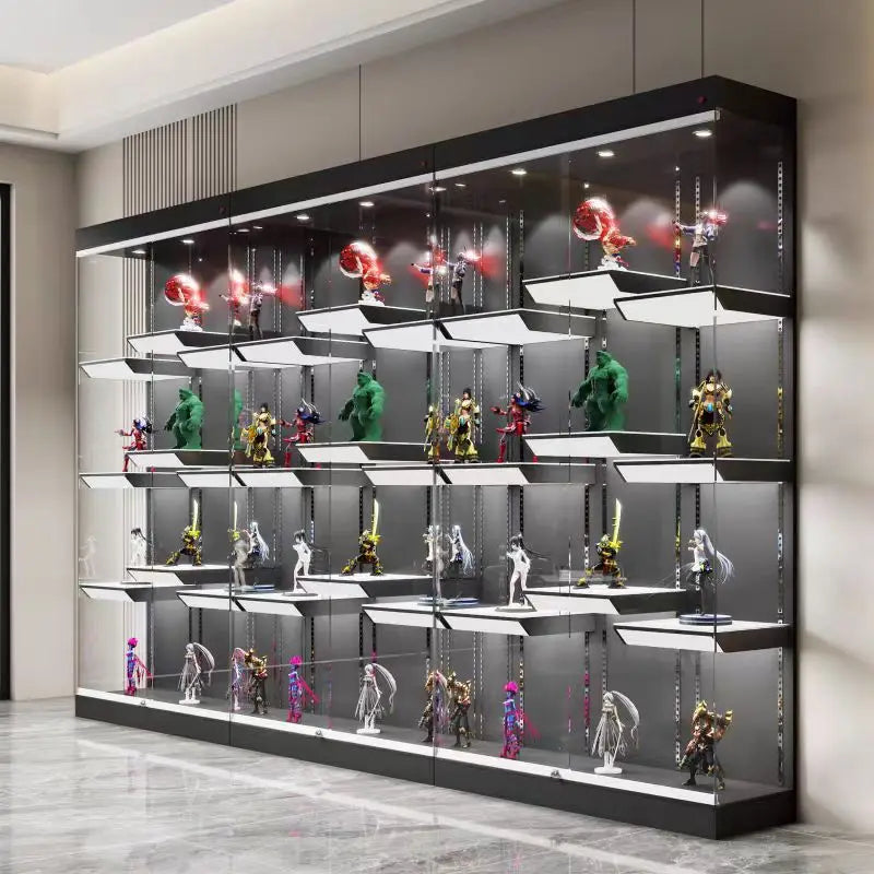 Vitrina de cristal con luz interior y figuras en estantes escalonados
