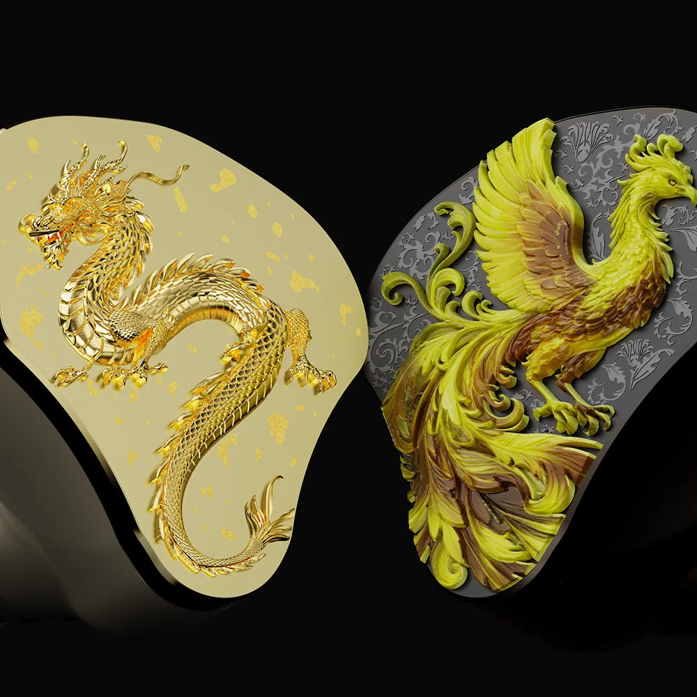Auriculares intrauditivos dorados y negros con grabados ornamentales amarillo y verde.