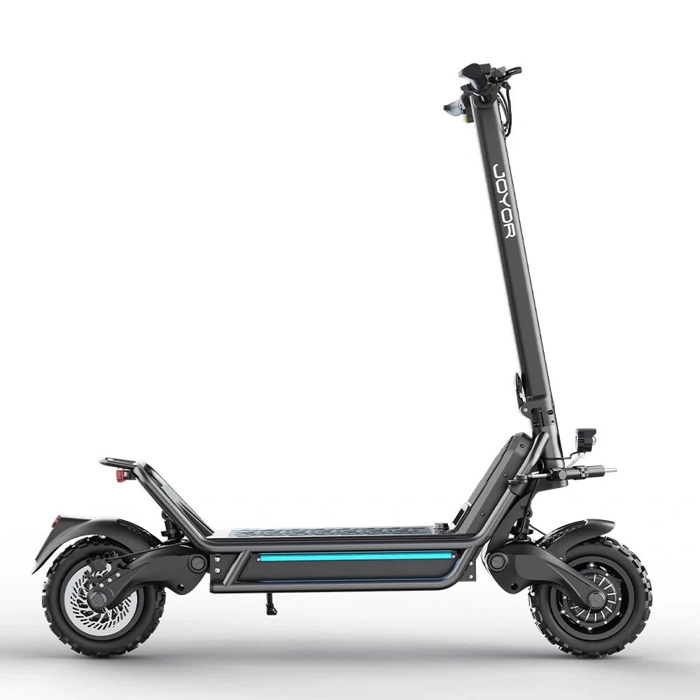 Patinete eléctrico gris oscuro con franja azul, suspensión visible y ruedas con neumáticos