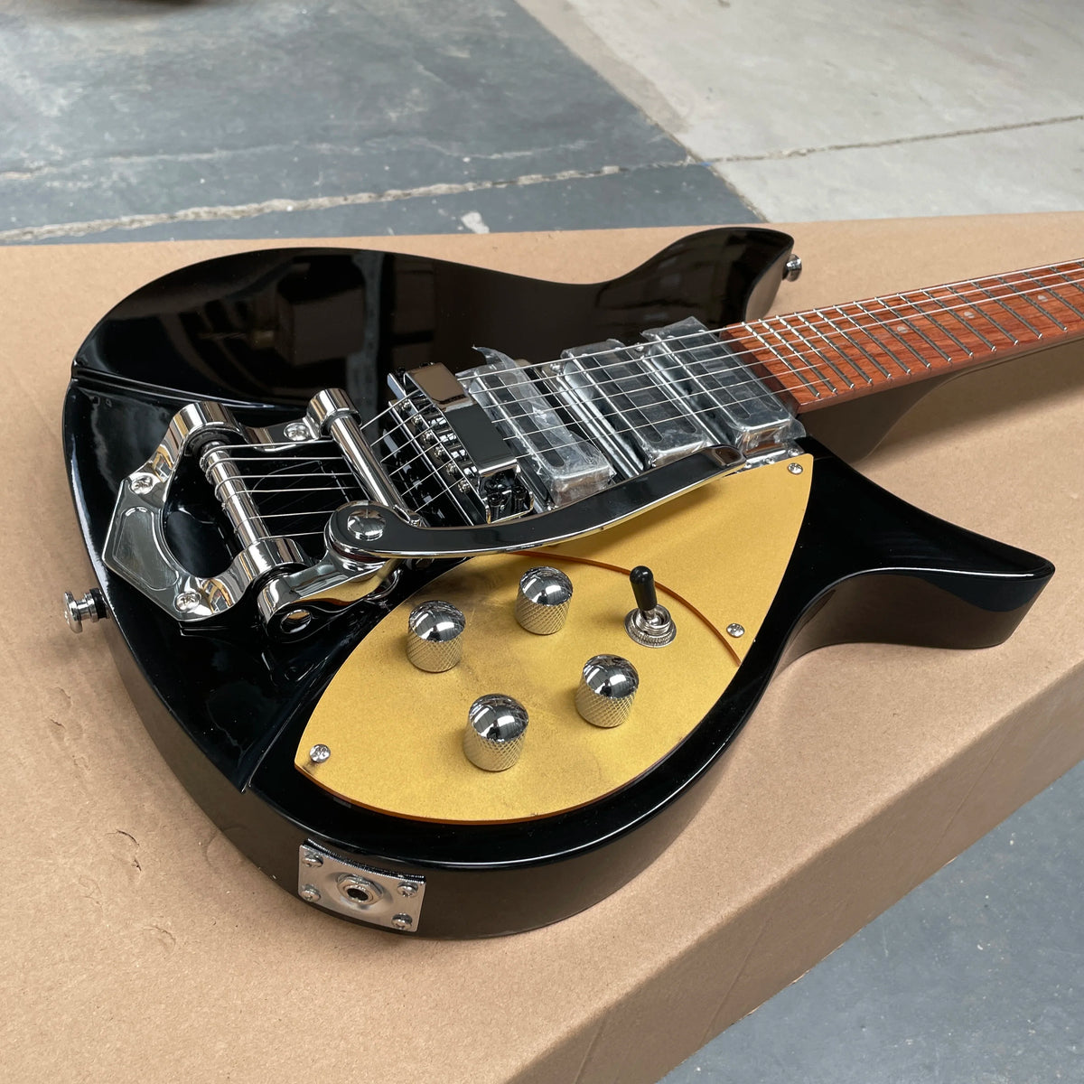 Guitarra eléctrica con sistema de vibrato Bigsby, acabado negro brillante, guitarra de tres pastillas, afinación estable para guitarristas avanzados