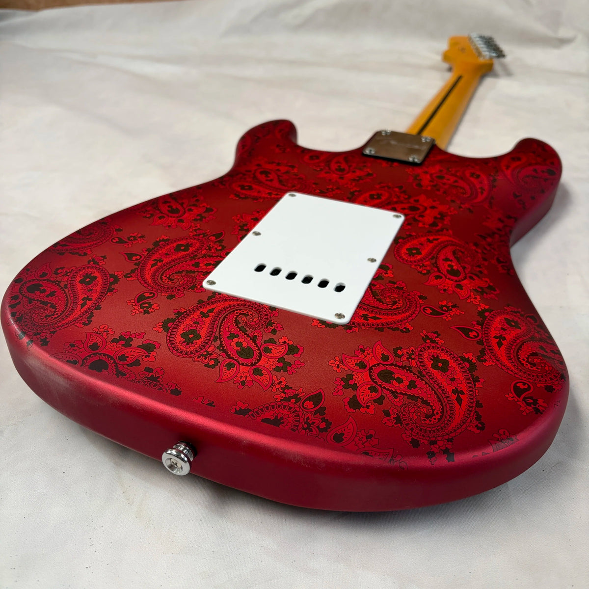 Guitarra eléctrica vintage roja con diseño paisley, forma ST, estampado floral hidrográfico, 3 single-coils, 22 trastes, incrustaciones de puntos, puente tremolo