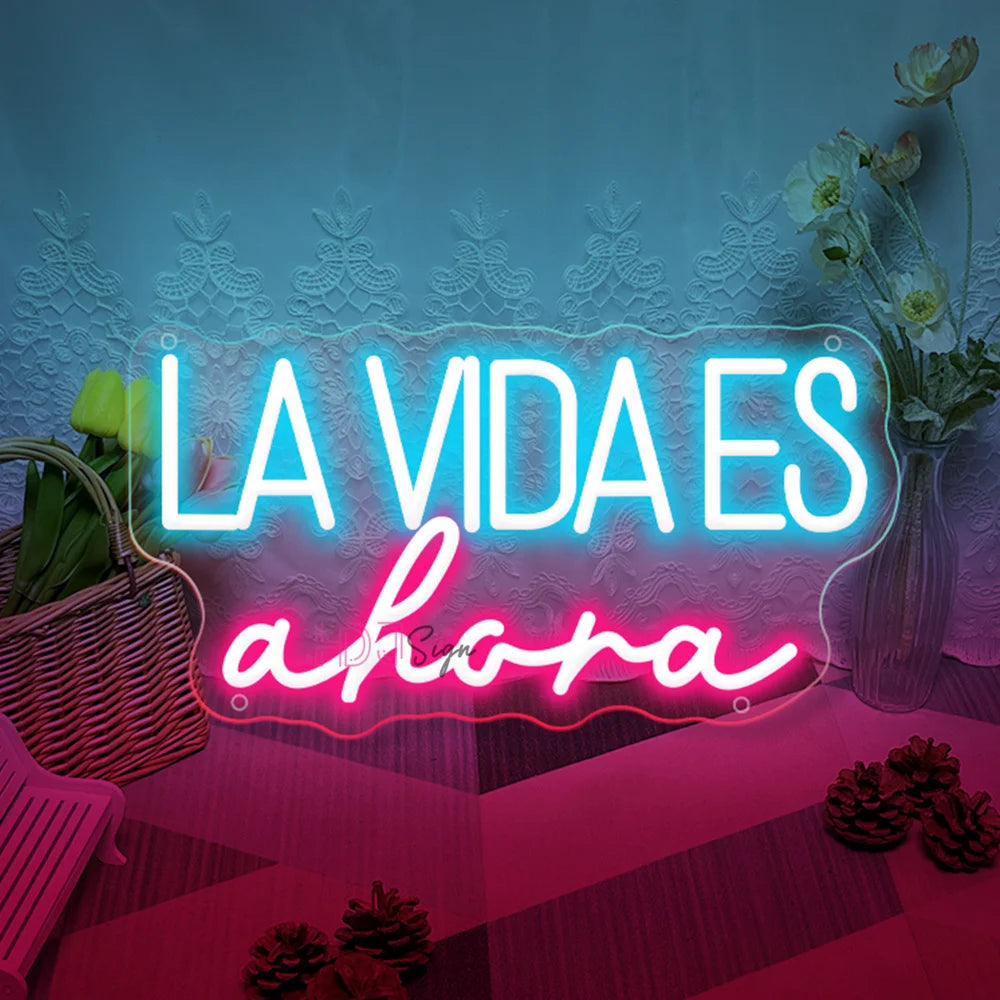 Letrero LED “LA VIDA ES ahora” con letras azul claro y “ahora” rosa